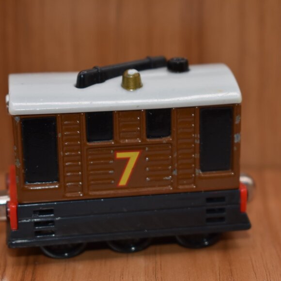 Talking Toby 7 Take and Play Diecast Train Thomas and Friends Wooden Railway - Picture 3 of 4